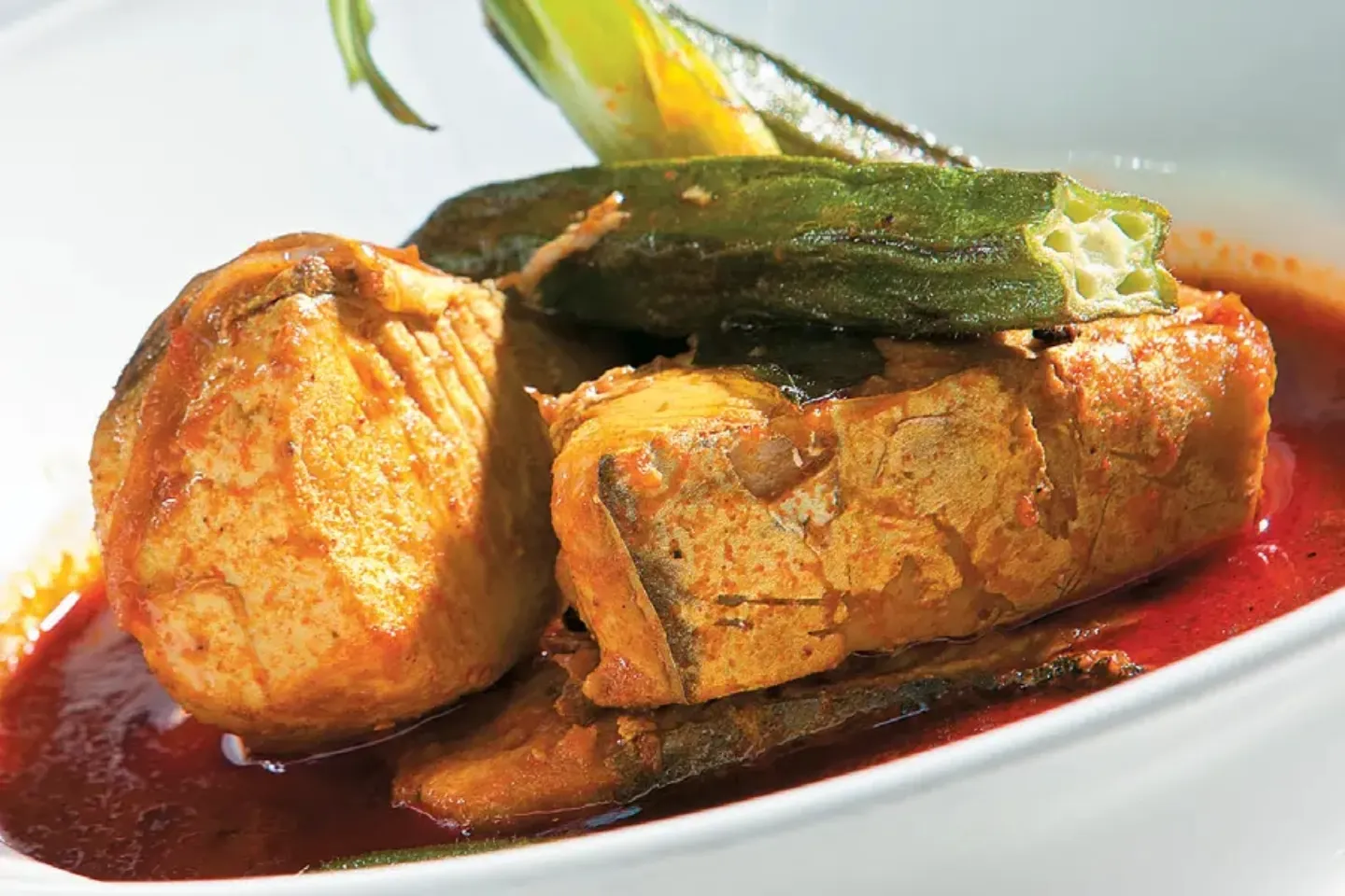 Potongan ikan tenggiri dalam kuah kari