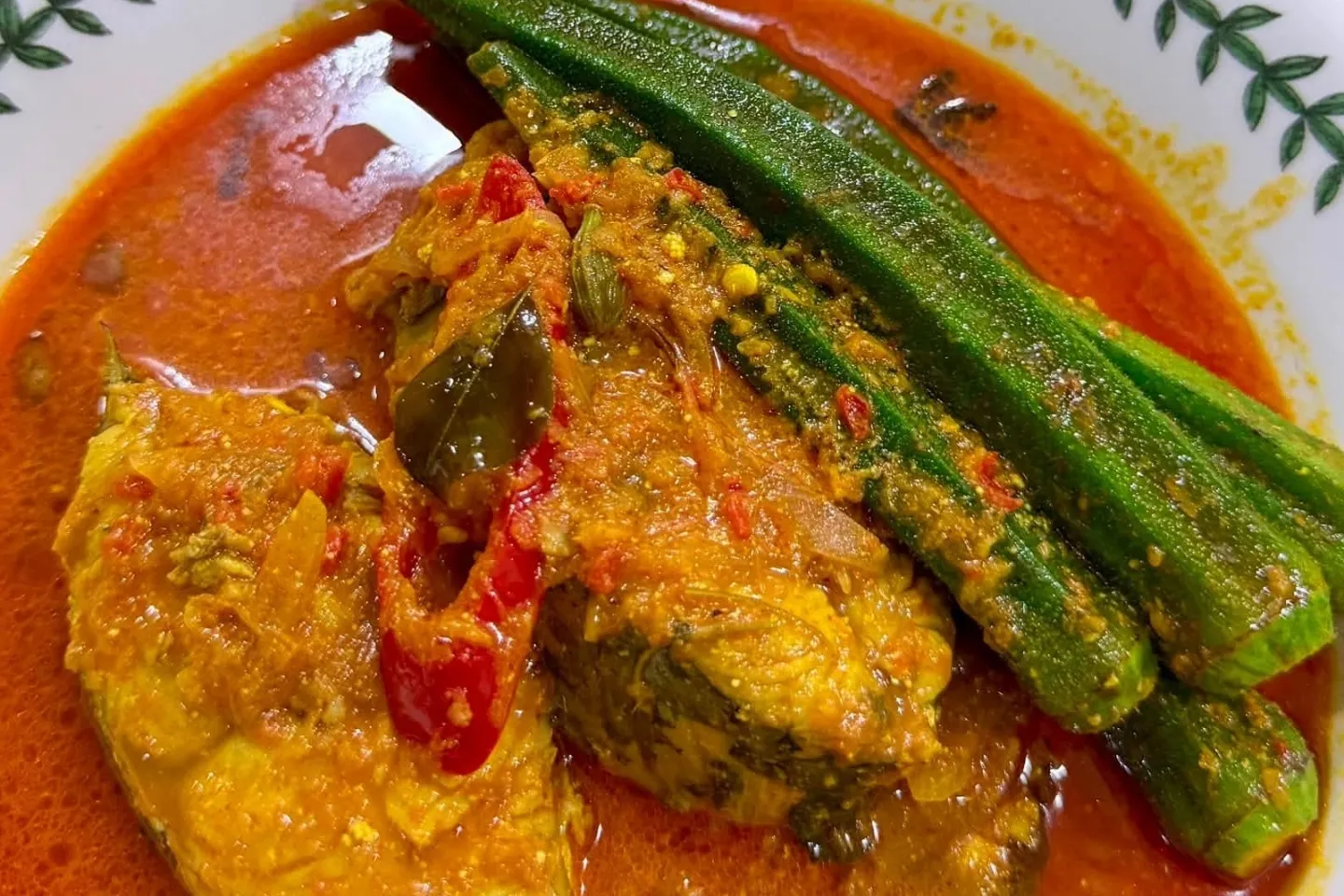 Kari ikan tenggiri bersama sayur bendi