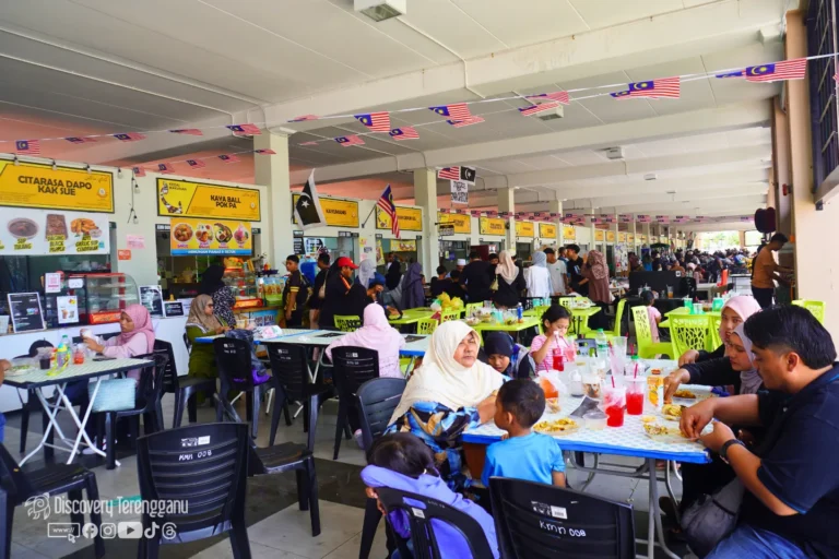 Ruang makan berbumbung di Pasar Payang dengan deretan gerai makanan dan pengunjung di meja