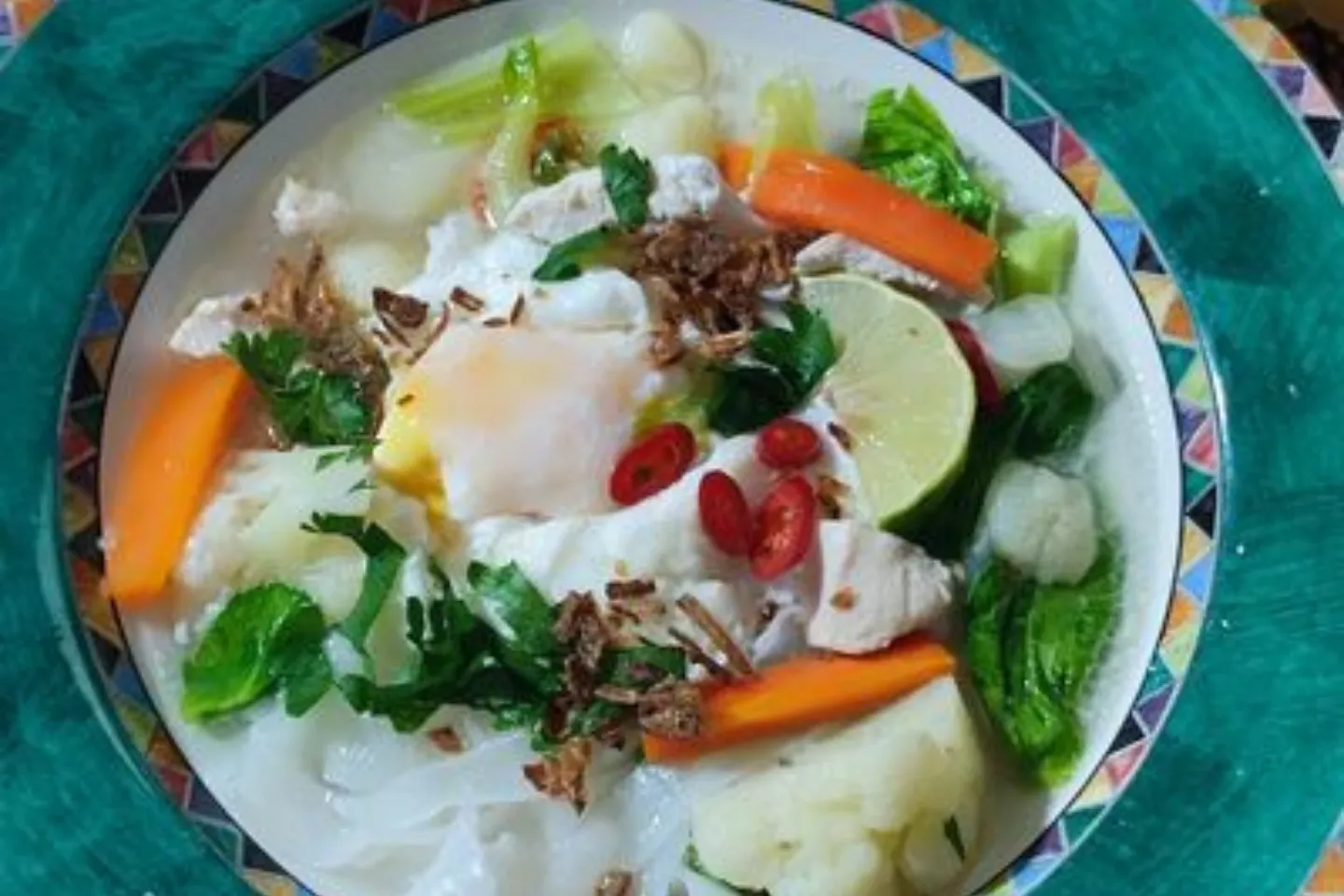 Kuey Teow Rebus Terengganu berkuah lada hitam dengan telur dan sayur