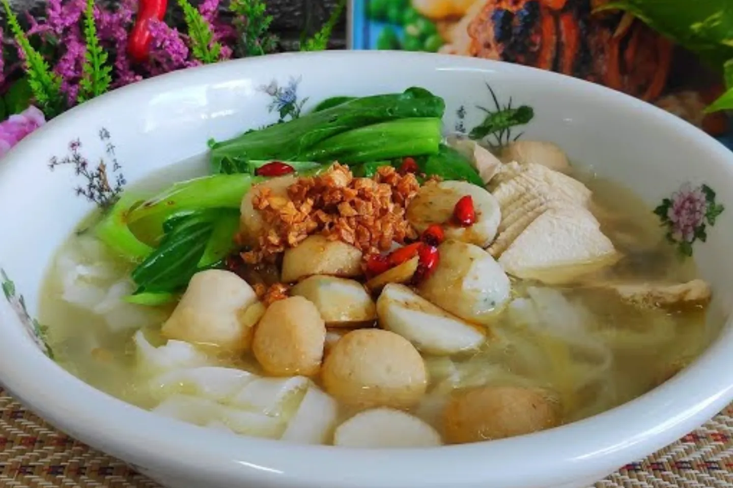 Kuah Kuey Teow Rebus Terengganu yang ringan dan beraroma lada hitam
