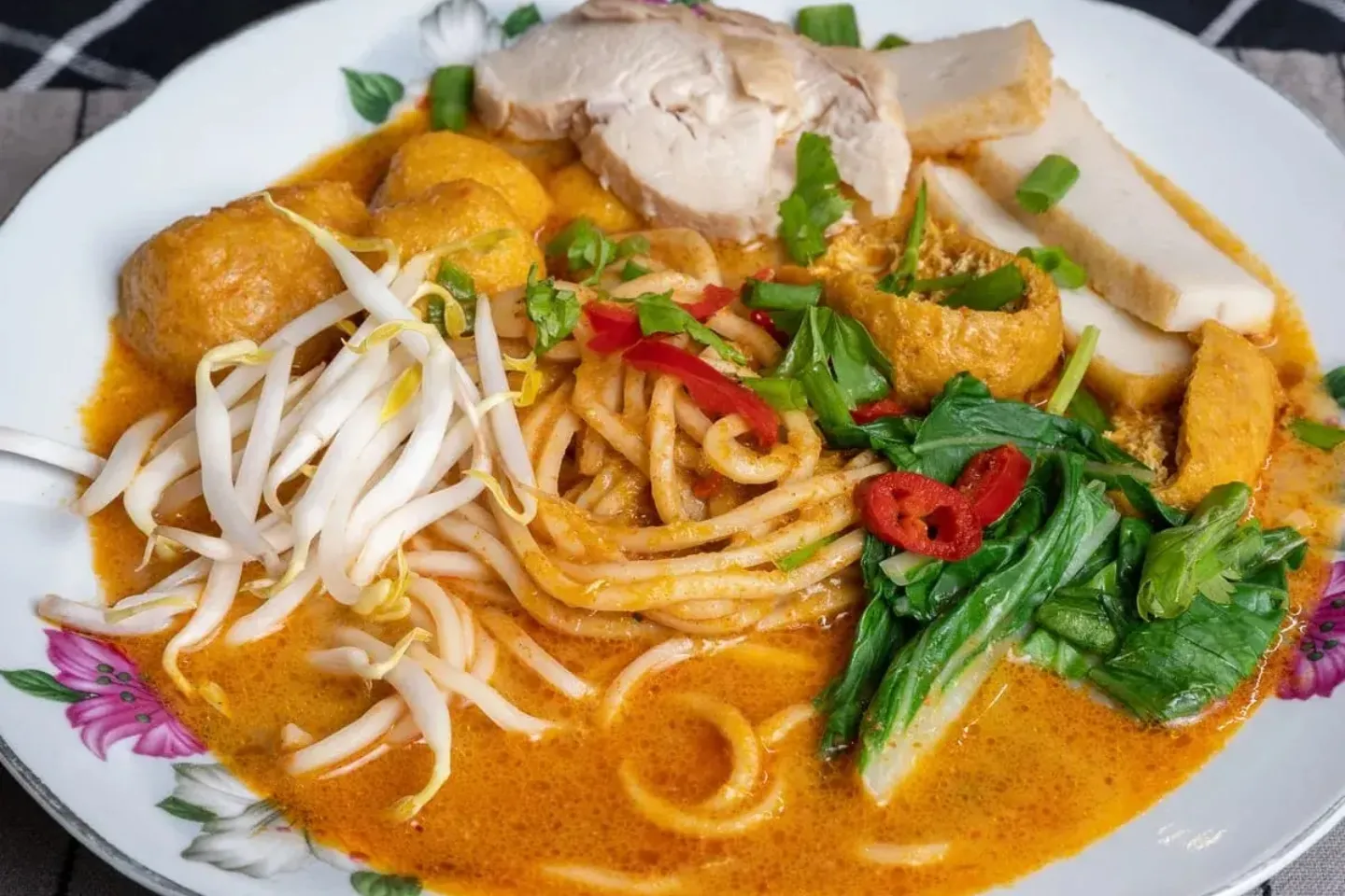 Mee Kari Terengganu berkuah pekat dengan telur rebus dan tauhu