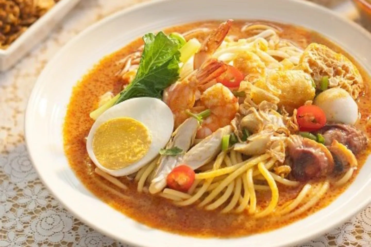 Semangkuk Mee Kari dengan kuah pekat dan bahan pelengkap