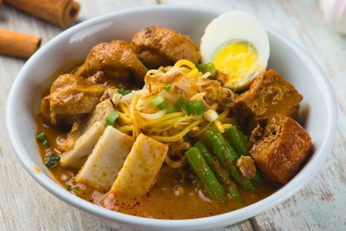 Mee Kari berempah dengan sambal di tepi mangkuk