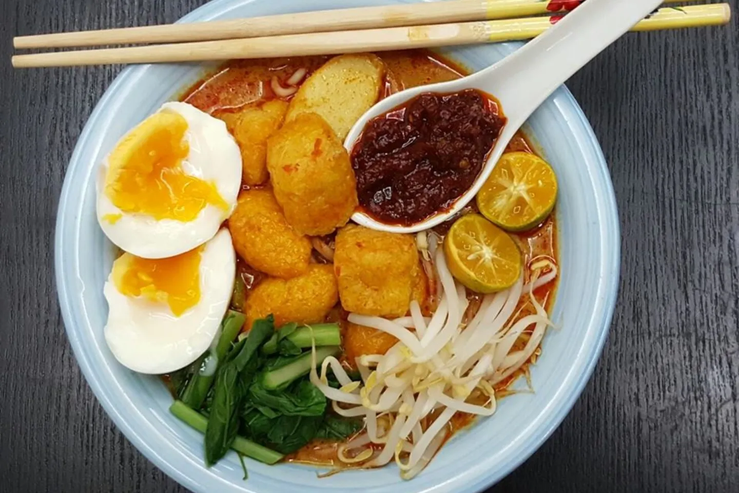 Kuah kari pekat dituang ke atas mee kuning