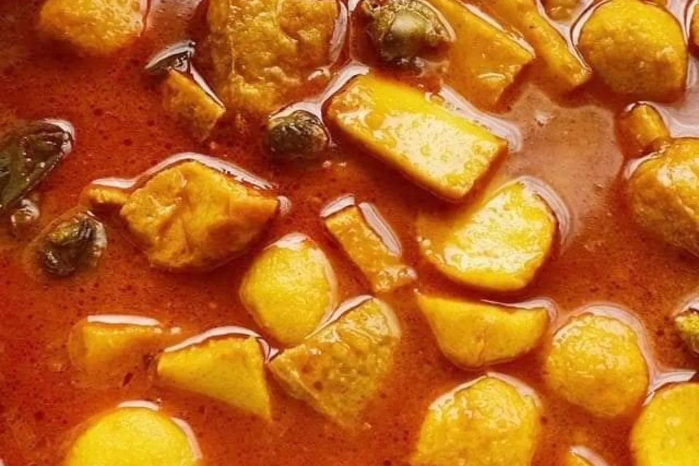 Sepinggan Mee Kari siap dihidang bersama limau kasturi