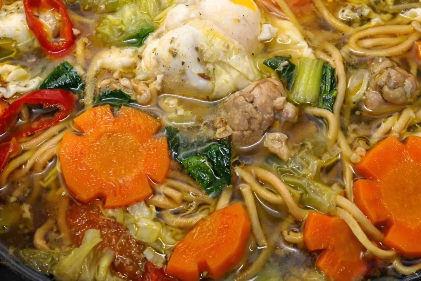 Mee rebus Terengganu dengan telur dan sayur