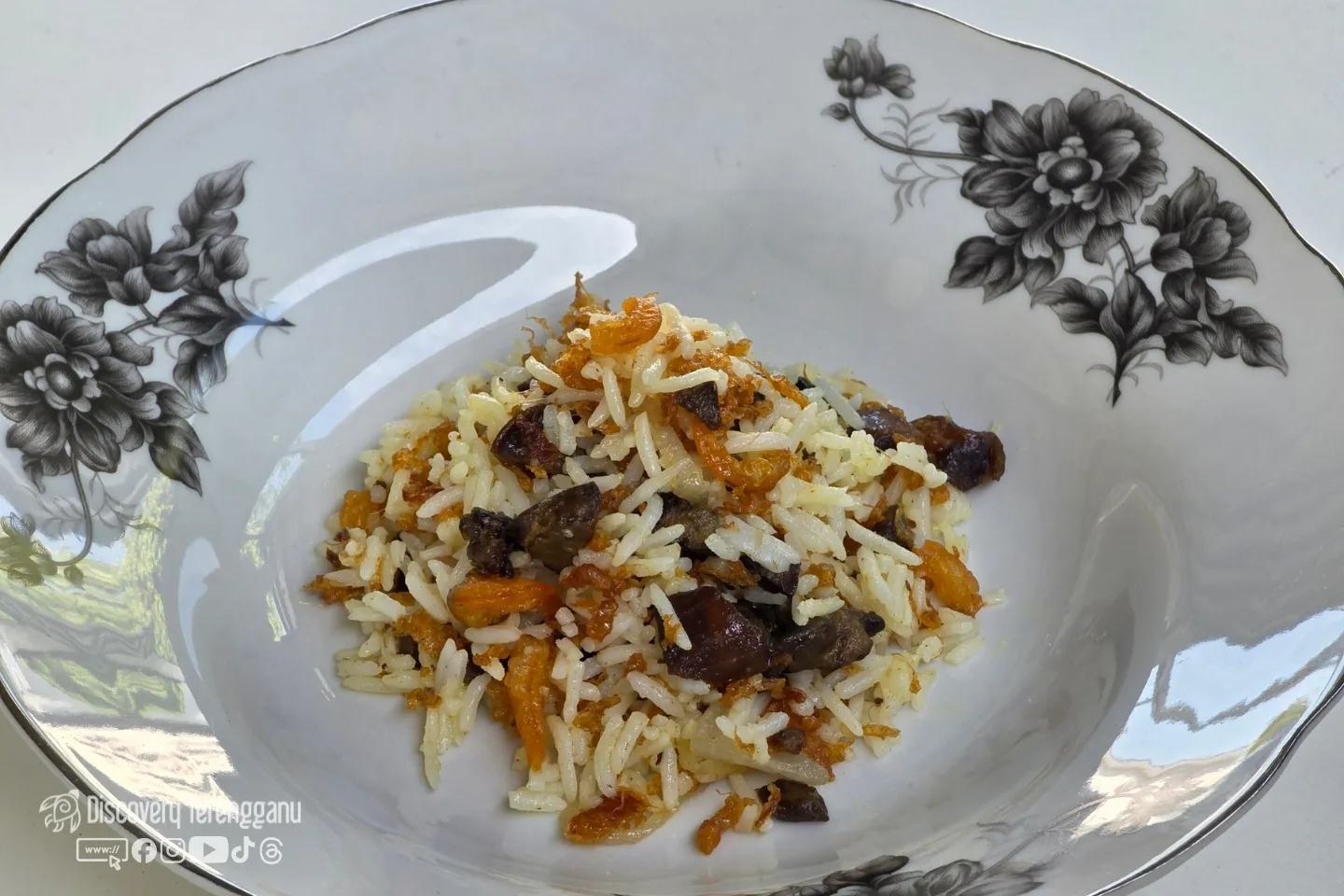 Nasi Telur Terengganu tradisional bersama telur sarang dan hati goreng