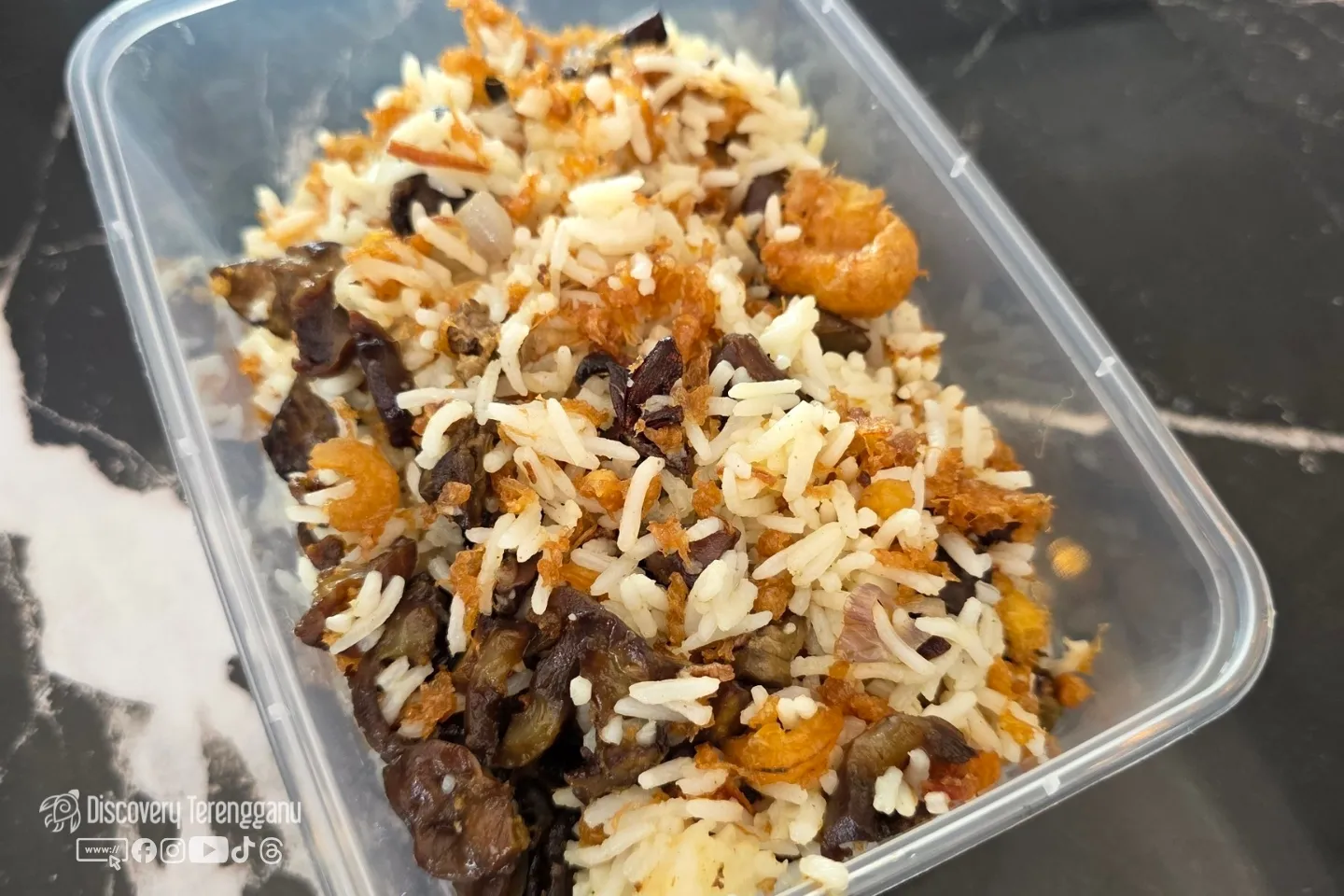 Nasi Telur Terengganu digaul bersama hati dan udang kering