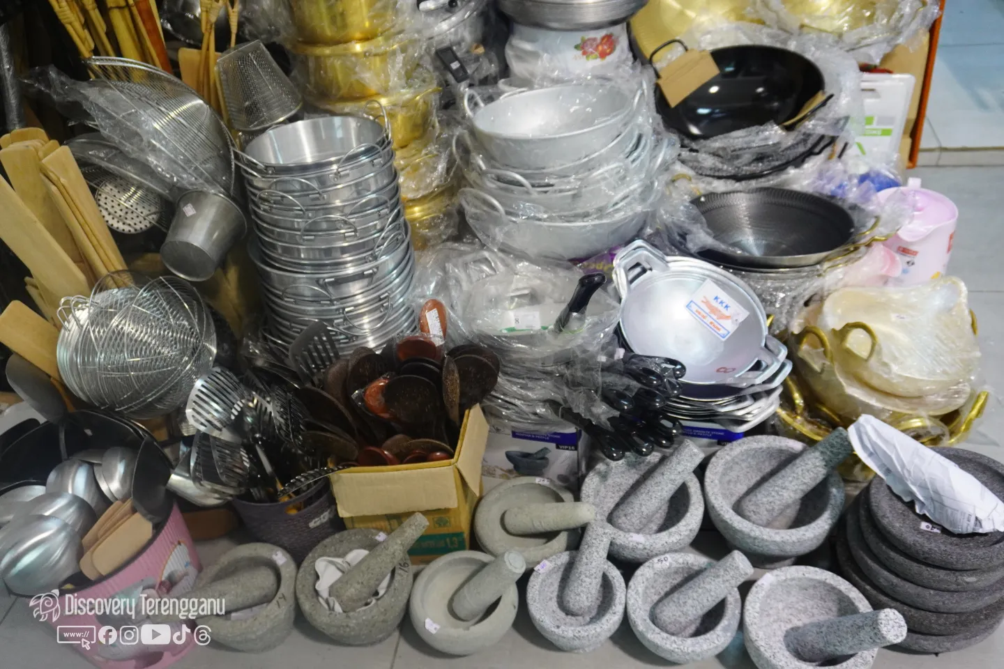 Timbunan periuk, kuali, penapis dan lesung batu tersusun di kedai perkakas dapur Pasar Kedai Payang