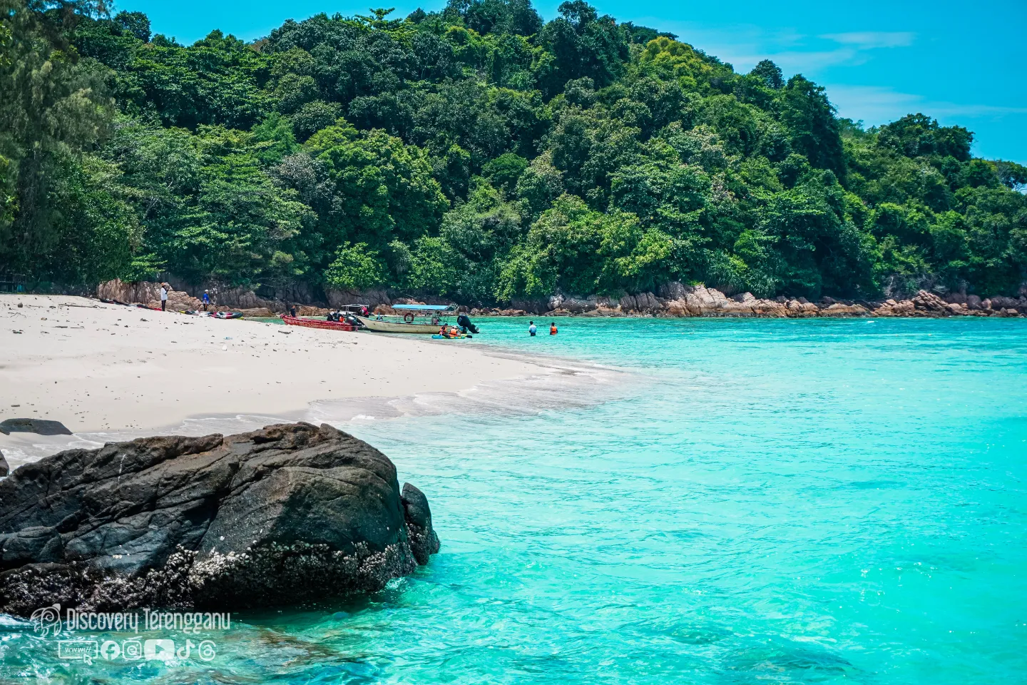 Laut biru jernih di sekitar Pulau Bidong