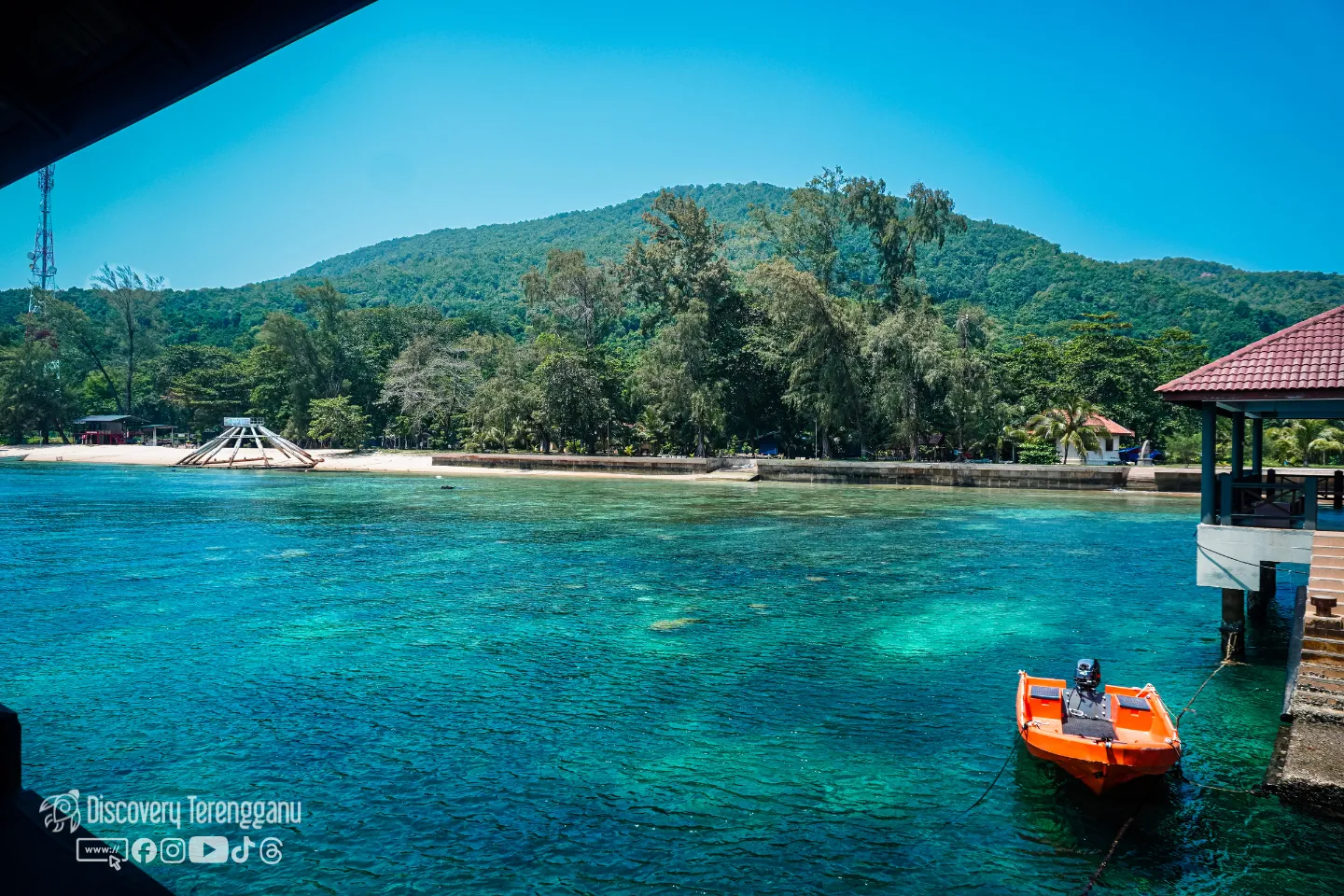 Terumbu karang dan air jernih Pulau Bidong