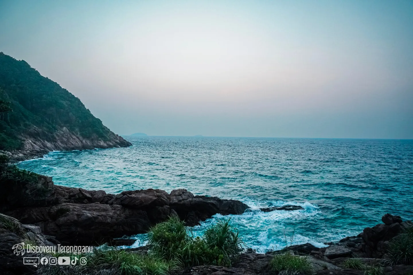 Pemandangan pantai Pulau Bidong pada waktu siang
