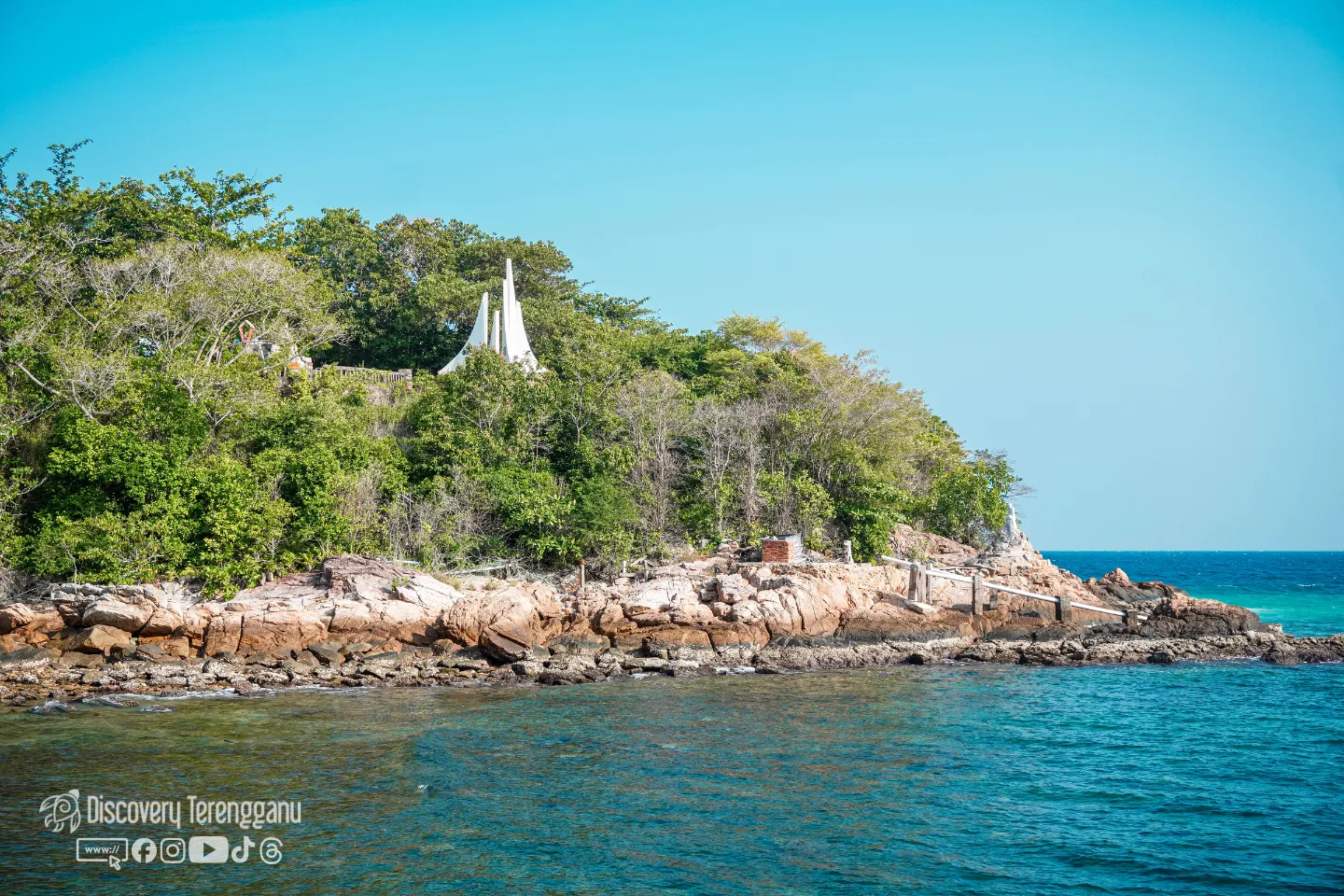 Pesisir pantai Pulau Bidong Terengganu