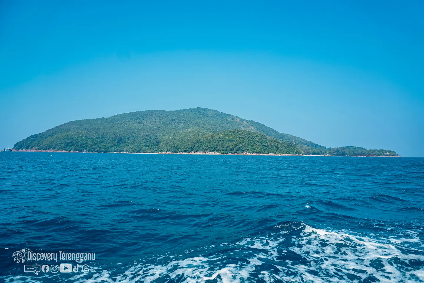 Pandangan laut biru kehijauan Pulau Bidong