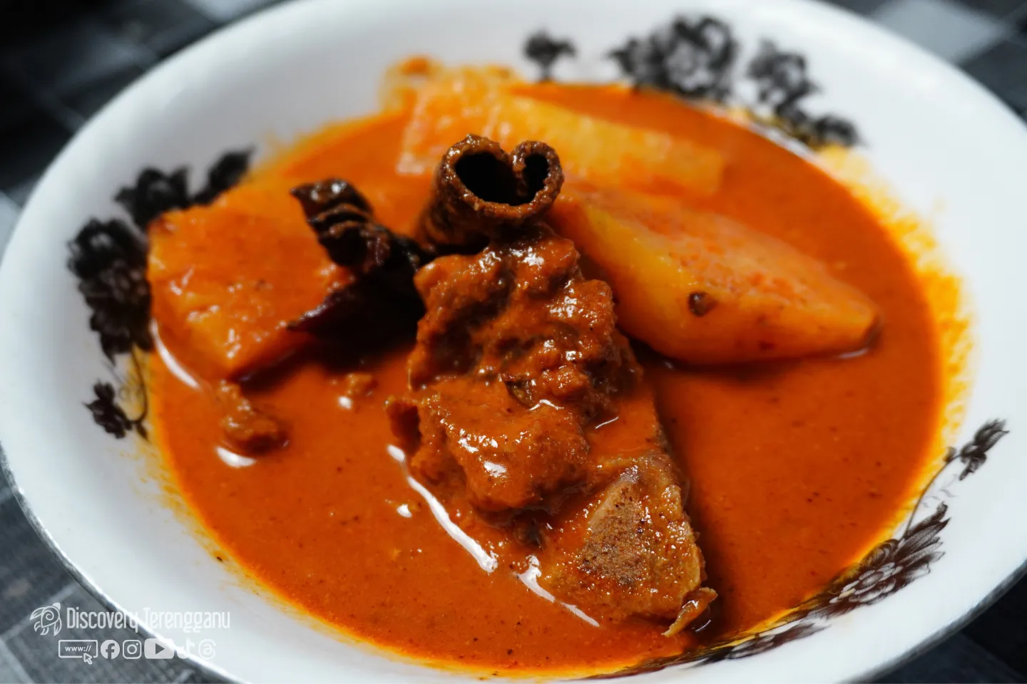 Pajeri nenas berkuah pekat bersama daging, kayu manis dan bunga lawang dalam mangkuk