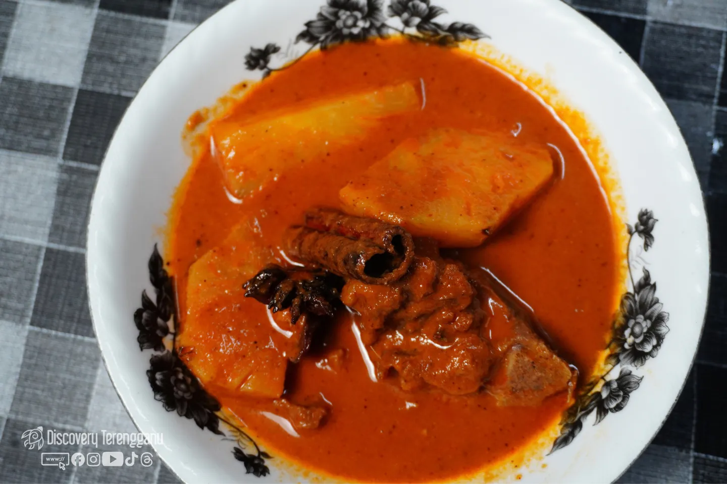 Pajeri nenas berkuah pekat dalam mangkuk di atas alas kain berpetak