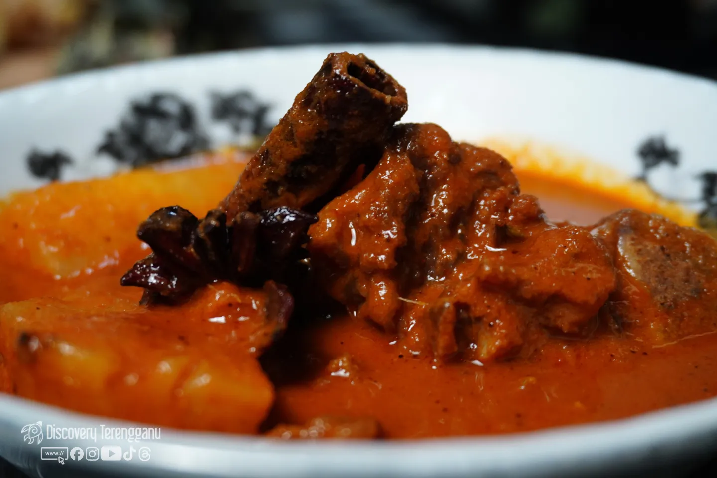 Pajeri nenas dengan kayu manis dan bunga lawang di atas daging