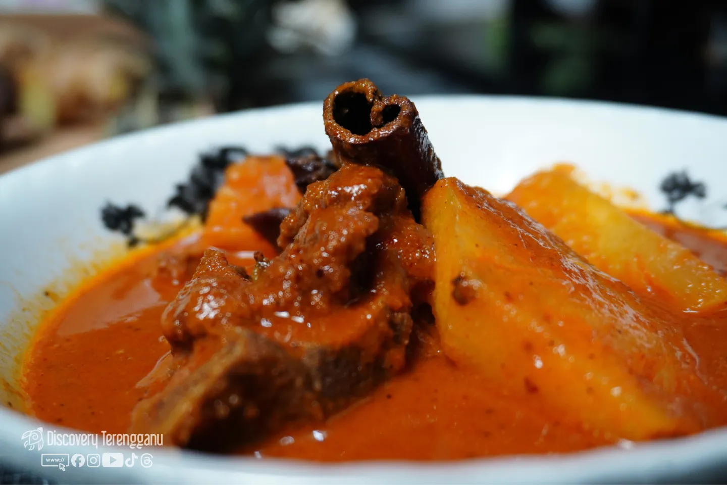 Ketulan daging dan nenas dalam kuah pajeri yang pekat