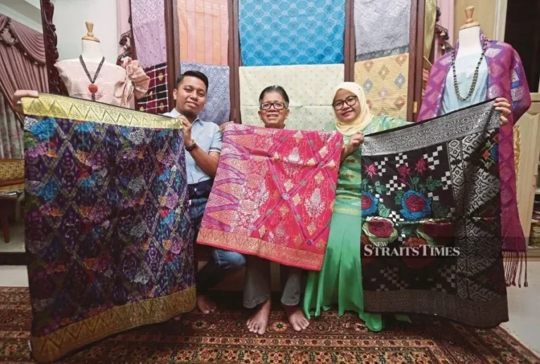 Wan Manang Wan Awang bersama anak-anaknya mempamerkan kain songket Terengganu di Kuala Terengganu