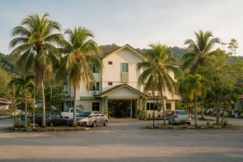 Ilustrasi hotel kecil dua tingkat dengan tempat letak kereta di sebuah pekan berlatarkan bukit berhutan