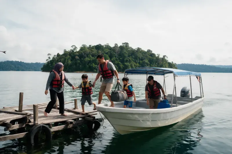 Ilustrasi keluarga berjaket keselamatan tiba dengan bot di sebuah jeti tasik